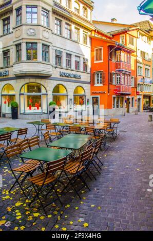 ZÜRICH, SCHWEIZ, 24. OKTOBER 2015: Blick auf eine schmale Straße, die sich durch das historische Zentrum von zürich in der schweiz schlängelt Stockfoto