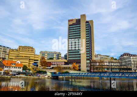 ZÜRICH, SCHWEIZ, 24. OKTOBER 2015: Blick auf ein Flussufer der limmat in zürich, das durch das Gebäude des Marriot Hotels eingeprägt wird. Stockfoto