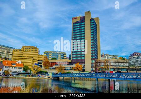 ZÜRICH, SCHWEIZ, 24. OKTOBER 2015: Blick auf ein Flussufer der limmat in zürich, das durch das Gebäude des Marriot Hotels eingeprägt wird. Stockfoto
