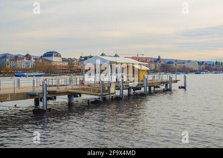 ZÜRICH, SCHWEIZ, 24. OKTOBER 2015: Blick auf eine Anlegestelle am zürichsee in der schweiz Stockfoto