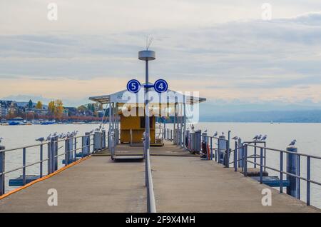 ZÜRICH, SCHWEIZ, 24. OKTOBER 2015: Blick auf eine Anlegestelle am zürichsee in der schweiz Stockfoto