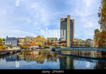 ZÜRICH, SCHWEIZ, 24. OKTOBER 2015: Blick auf ein Flussufer der limmat in zürich, das durch das Gebäude des Marriot Hotels eingeprägt wird. Stockfoto