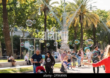 BARCELONA, SPANIEN - 08. JUNI 2019: Menschen, die Spaß haben und Seifenblasen für Kinder in der Nähe des Triumphbogens oder Arco de Triunfo machen Stockfoto