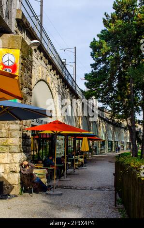 ZÜRICH, SCHWEIZ, 24. OKTOBER 2015: Blick auf ein Café unter dem viadukt von letten in der grössten Stadt der schweiz zürich Stockfoto