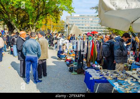 ZÜRICH, SCHWEIZ, 24. OKTOBER 2015: Blick auf einen samstags-Flohmarkt in der schweizer Stadt zürich, wo Dutzende von Menschen nach wertvollen Kunstwerken suchen Stockfoto