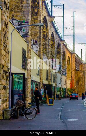 ZÜRICH, SCHWEIZ, 24. OKTOBER 2015: Blick auf ein Café unter dem viadukt von letten in der grössten Stadt der schweiz zürich Stockfoto