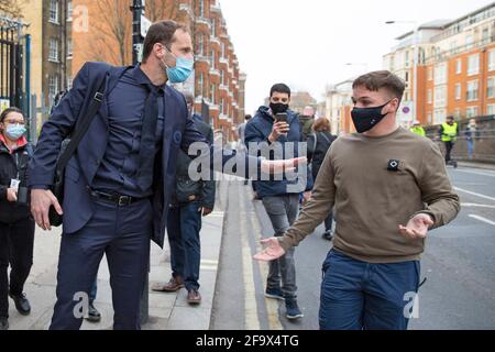 Peter Cech wird von einem Fußballfan von Chelsea konfrontiert Fußballverein bei der Demonstration vor der Stamford Bridge Ihre Premier League-Kampf mit Witz Stockfoto