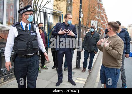 Peter Cech wird von einem Fußballfan von Chelsea konfrontiert Fußballverein bei der Demonstration vor der Stamford Bridge Ihre Premier League-Kampf mit Witz Stockfoto