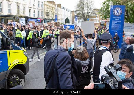 Peter Cech wird von einem Fußballfan von Chelsea konfrontiert Fußballverein bei der Demonstration vor der Stamford Bridge Ihre Premier League-Kampf mit Witz Stockfoto