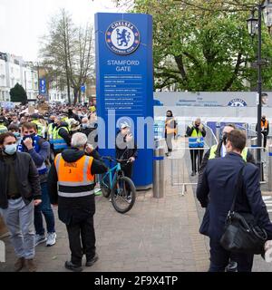 Peter Cech wird von einem Fußballfan von Chelsea konfrontiert Fußballverein bei der Demonstration vor der Stamford Bridge Ihre Premier League-Kampf mit Witz Stockfoto