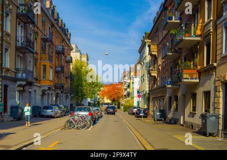 ZÜRICH, SCHWEIZ, 24. OKTOBER 2015: Die Menschen bummeln durch eine schmale Straße in den Vororten der grössten schweizer Stadt zürich. Stockfoto