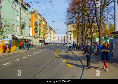 ZÜRICH, SCHWEIZ, 24. OKTOBER 2015: Die Menschen bummeln durch eine schmale Straße in den Vororten der grössten schweizer Stadt zürich. Stockfoto