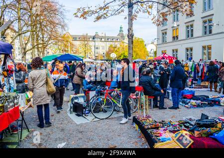 ZÜRICH, SCHWEIZ, 24. OKTOBER 2015: Blick auf einen samstags-Flohmarkt in der schweizer Stadt zürich, wo Dutzende von Menschen nach wertvollen Kunstwerken suchen Stockfoto