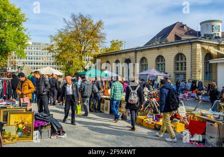 ZÜRICH, SCHWEIZ, 24. OKTOBER 2015: Blick auf einen samstags-Flohmarkt in der schweizer Stadt zürich, wo Dutzende von Menschen nach wertvollen Kunstwerken suchen Stockfoto