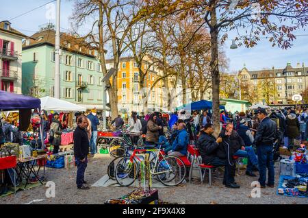 ZÜRICH, SCHWEIZ, 24. OKTOBER 2015: Blick auf einen samstags-Flohmarkt in der schweizer Stadt zürich, wo Dutzende von Menschen nach wertvollen Kunstwerken suchen Stockfoto