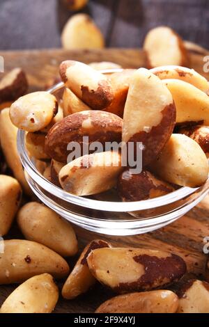 Zusammensetzung mit einer Schüssel geschälte paranüsse. Delikatessen Stockfoto