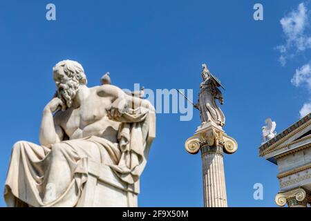 Die Statuen von Platon auf der linken Seite und Göttin Athene, die Verteidigerin auf der rechten Seite, vor der Akademie von Athen. Stockfoto