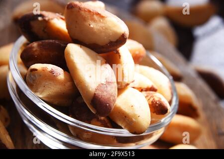 Zusammensetzung mit einer Schüssel geschälte paranüsse. Delikatessen Stockfoto