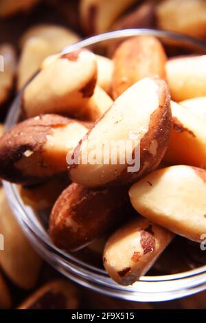 Zusammensetzung mit einer Schüssel geschälte paranüsse. Delikatessen Stockfoto