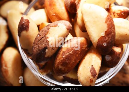 Zusammensetzung mit einer Schüssel geschälte paranüsse. Delikatessen Stockfoto