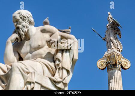 Die Statuen von Platon auf der linken Seite und Göttin Athene, die Verteidigerin auf der rechten Seite, vor der Akademie von Athen. Stockfoto