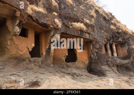 façade der Höhlen Nr. 25, 26 und 27. Gandharbale Buddhistische Höhlen. Gruppe von 30 buddhistischen Höhlen, 105 km südlich von Mumbai, in der Nähe von Mahad, Maharashtra, Indien Stockfoto