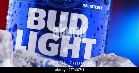 POZNAN, POL - 18. FEB 2021: Eine Flasche Bud Light Beer, ein amerikanisches Leichtbier, hergestellt von Anheuser-Busch, wurde 1982 eingeführt. Stockfoto