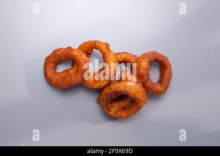 Draufsicht Zwiebelringe zu Bier auf grauem Hintergrund Stockfoto