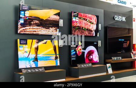 POZNAN, POL - 24. FEB 2021: Moderne Flachbildschirmfernseher von Samsung werden in einem Elektronikgeschäft zum Verkauf angeboten Stockfoto