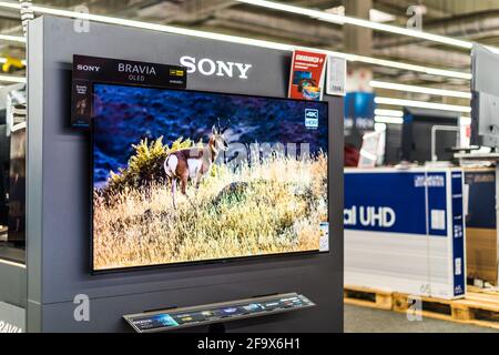 POZNAN, POL - 24. FEB 2021: Modernes Flachbildfernseher von Sony in einem Elektronikgeschäft zum Verkauf Stockfoto