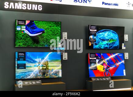 POZNAN, POL - 24. FEB 2021: Moderne Flachbildschirmfernseher von Samsung werden in einem Elektronikgeschäft zum Verkauf angeboten Stockfoto