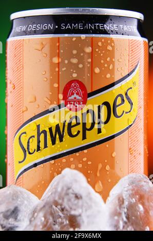 POSEN, POL - 25. FEB 2021: Dose von Schweppes, einer Schweizer Getränkemarke, wurde 1783 eingeführt und weltweit verkauft Stockfoto