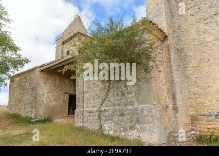 Low-Angle-Aufnahme von Ermita de Valdeajos in Burgos, Spanien Stockfoto