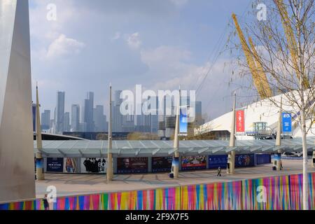 NORTH GREENWICH, LONDON - 20. APRIL 2021: Hunderttausende Kunstinstallationen der Künstlerin Liz West und Blick auf die O2 Arena und Canary Wharf. Stockfoto