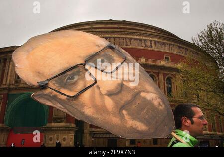 GLOBALISIERUNGSGEGNER VOR DER ALBERT HALL, IN DER HENRY KISSINGER MIT DEM IOD SPRACH. 24/4/02 PILSTON Stockfoto