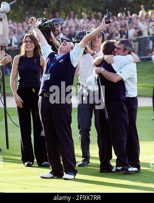 RYDER CUP 2002 BEIM GLOCKENTURM-FINALTAG SAM TORRANCE NACH DEM FINALE VON MCGINLEY (RECHTS) 29/9/2002 BILD DAVID ASHDOWN.RYDER CUP GLOCKENTURM 2002 Stockfoto