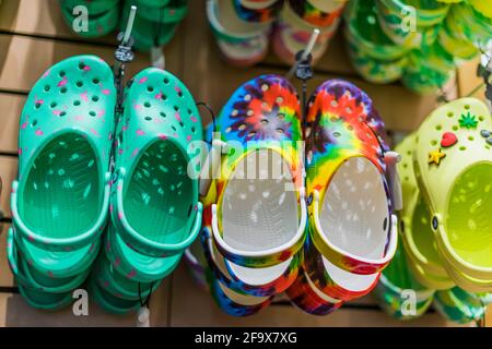 POZNAN, POL - MAR 17, 2021: Crocs Clogs werden in einem Schuhgeschäft zum Verkauf angeboten Stockfoto