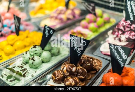 Verschiedene Arten von Eis, die in einem Café verkauft werden. Stockfoto
