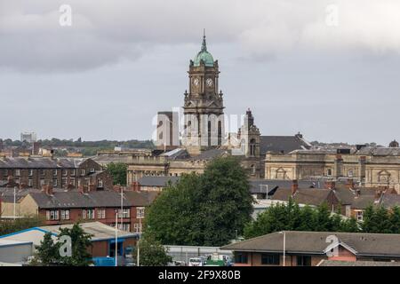 Erhöhter Blick über die Stadt Birkenhead mit dem Rathaus ins Zentrum; Wirral, Ceshire, Großbritannien Stockfoto