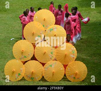 Luwero, Uganda. April 2021. Die Schüler treten während einer Veranstaltung zur Feier des Chinesischen Tages an der Ndejje-Sekundarschule im Luwero-Distrikt, Uganda, am 20. April 2021 auf. Der UN-Tag der chinesischen Sprache wird seit 2010 jedes Jahr am 20. April begangen, um den Beitrag der Sprache zur Welt zu feiern und gleichzeitig mehr Menschen zu ermutigen, sie zu lernen. Quelle: Nichola Kajoba/Xinhua/Alamy Live News Stockfoto