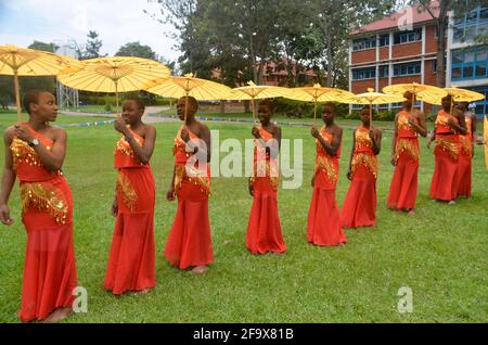 Luwero, Uganda. April 2021. Die Schüler treten während einer Veranstaltung zur Feier des Chinesischen Tages an der Ndejje-Sekundarschule im Luwero-Distrikt, Uganda, am 20. April 2021 auf. Der UN-Tag der chinesischen Sprache wird seit 2010 jedes Jahr am 20. April begangen, um den Beitrag der Sprache zur Welt zu feiern und gleichzeitig mehr Menschen zu ermutigen, sie zu lernen. Quelle: Nichola Kajoba/Xinhua/Alamy Live News Stockfoto