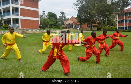 Luwero, Uganda. April 2021. Die Schüler treten während einer Veranstaltung zur Feier des Chinesischen Tages an der Ndejje-Sekundarschule im Luwero-Distrikt, Uganda, am 20. April 2021 auf. Der UN-Tag der chinesischen Sprache wird seit 2010 jedes Jahr am 20. April begangen, um den Beitrag der Sprache zur Welt zu feiern und gleichzeitig mehr Menschen zu ermutigen, sie zu lernen. Quelle: Nichola Kajoba/Xinhua/Alamy Live News Stockfoto