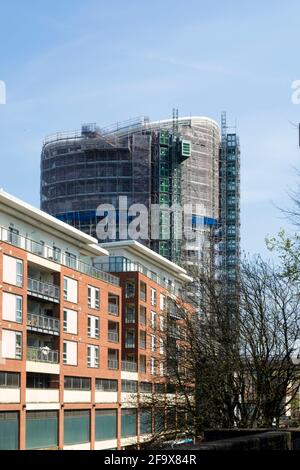 Der Eclipse Tower befindet sich über dem Harvey Nichols Store in Bristol. Die Verkleidung vom Typ Grenfell wird entfernt. Stockfoto