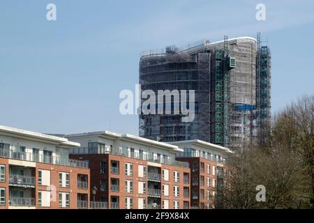 Der Eclipse Tower befindet sich über dem Harvey Nichols Store in Bristol. Die Verkleidung vom Typ Grenfell wird entfernt. Stockfoto