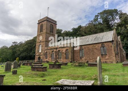 Die anglikanische Pfarrkirche St. Nichola im Dorf Burton, Wirral, Großbritannien; früheste Teile stammen aus dem 14. Jahrhundert Stockfoto