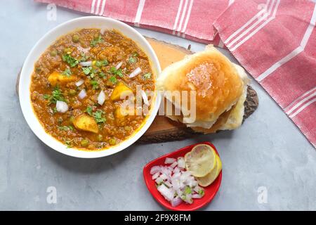 Das berühmte indische Gericht Mutton Kheema Pav oder Khima Paav ist ein Hackfleisch aus Ziegenfleisch. Hammelkiema mit Zwiebeln, Tomaten, Kartoffeln und grünen Erbsen gekocht. Stockfoto