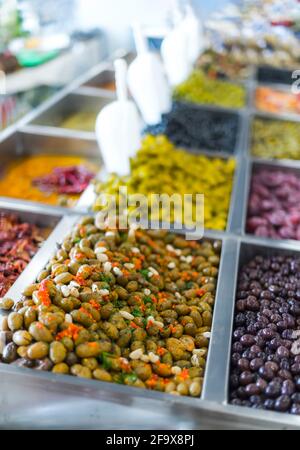 Frische Oliven werden in einem Supermarkt zum Verkauf angeboten. Stockfoto