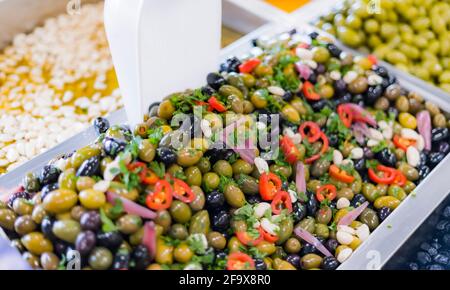 Frische Oliven werden in einem Supermarkt zum Verkauf angeboten. Stockfoto