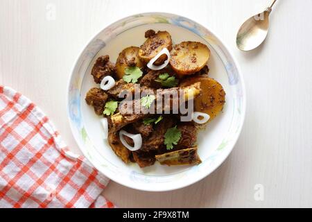 Hammelghee Braten. Ziegenfleisch braten mit Kartoffeln, auch bekannt als Mutton Batata bhujing. Würzige, nicht-vegetarische Lammbraten. Hammelfleisch oder Hammelfleisch braten. Stockfoto