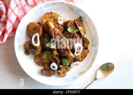 Hammelghee Braten. Ziegenfleisch braten mit Kartoffeln, auch bekannt als Mutton Batata bhujing. Würzige, nicht-vegetarische Lammbraten. Hammelfleisch oder Hammelfleisch braten. Stockfoto